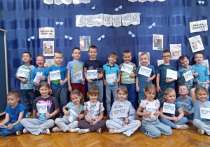 dzieci stoją w grupie