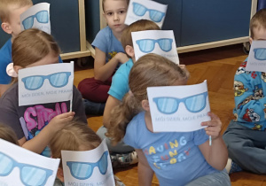 dzieci siedzą z flagami