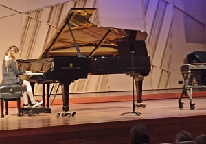 dziweczynka gra na fortepianie