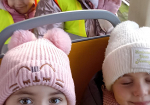 dzieci siedzą w tramwaju