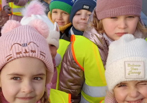 dzieci stoją na przystanku