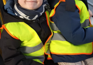 dzieci siedzą w tramwaju