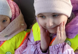 dzieci siedzą w tramwaju