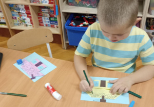 dzieci kolorują domek