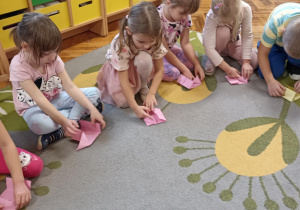 dzieci składają kartkę