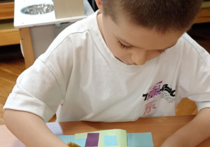 dzieci kolorują domek