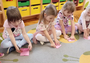 dzieci składają kartkę