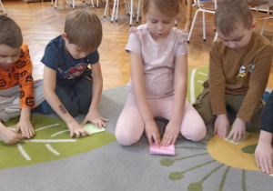 dzieci składają kartkę