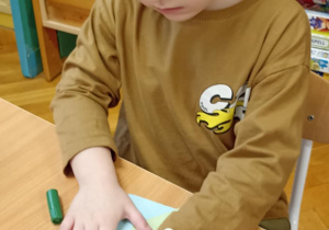 dzieci kolorują domek