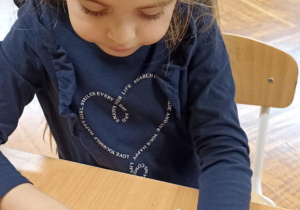 dzieci kolorują domek