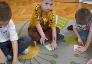 dzieci składają kartkę