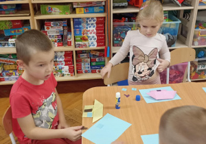 dzieci kolorują domek