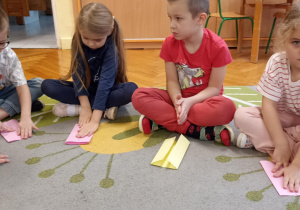 dzieci składają kartkę