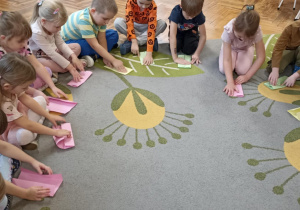 dzieci składają kartkę