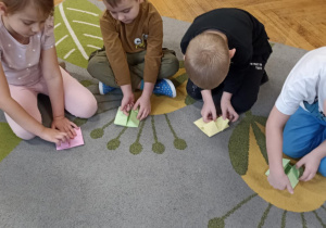 dzieci składają kartkę