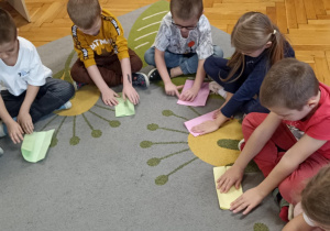 dzieci składają kartkę