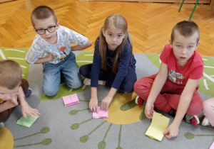 dzieci składają kartkę