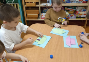 dzieci kolorują domek