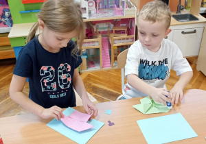 dzieci kolorują domek