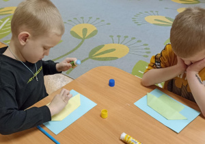 dzieci kolorują domek