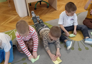 dzieci składają kartkę