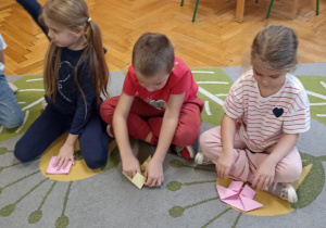 dzieci składają kartkę