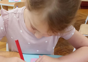 dzieci kolorują domek