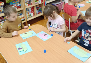 dzieci kolorują domek