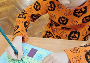 dzieci kolorują domek