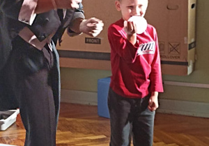 chłopiec stoi z bańkami mydlanymi