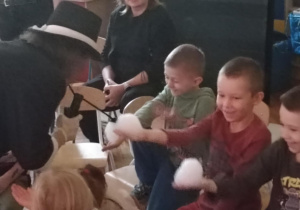 dzieci łapią bańki