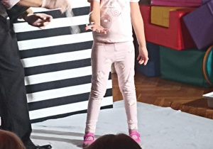 dziewczynka stoi na scenie