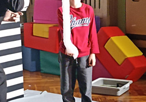 chłopiec stoi z bańkami mydlanymi