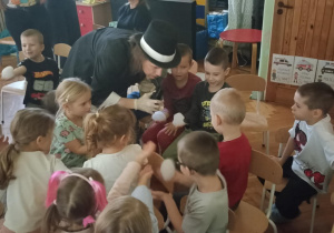 dzieci łapią bańki