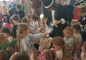 dzieci łapią bańki