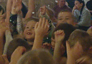 dzieci łapią bańki