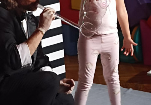 dziewczynka stoi na scenie