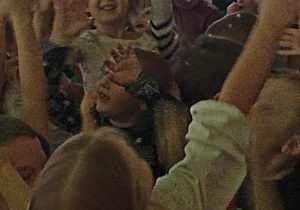 dzieci łapią bańki