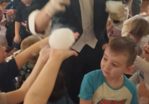 dzieci łapią bańki