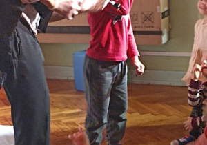 chłopiec stoi z bańkami mydlanymi