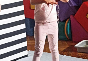 dziewczynka stoi na scenie