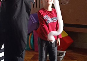 chłopiec stoi z bańkami mydlanymi