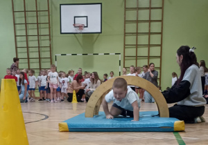 dzieci przechodzą przez tunel