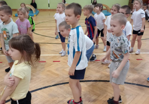 dzieci ćwiczą