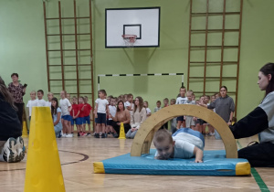 dzieci przechodzą przez tunel