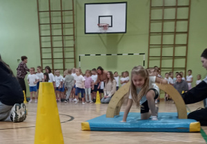 dzieci przechodzą przez tunel