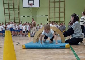 dzieci przechodzą przez tunel