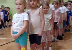 dzieci stoją w rzędzie