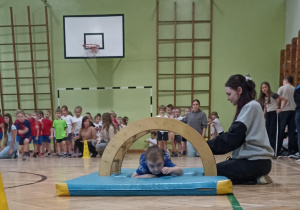 dzieci przechodzą przez tunel