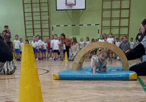 dzieci przechodzą przez tunel